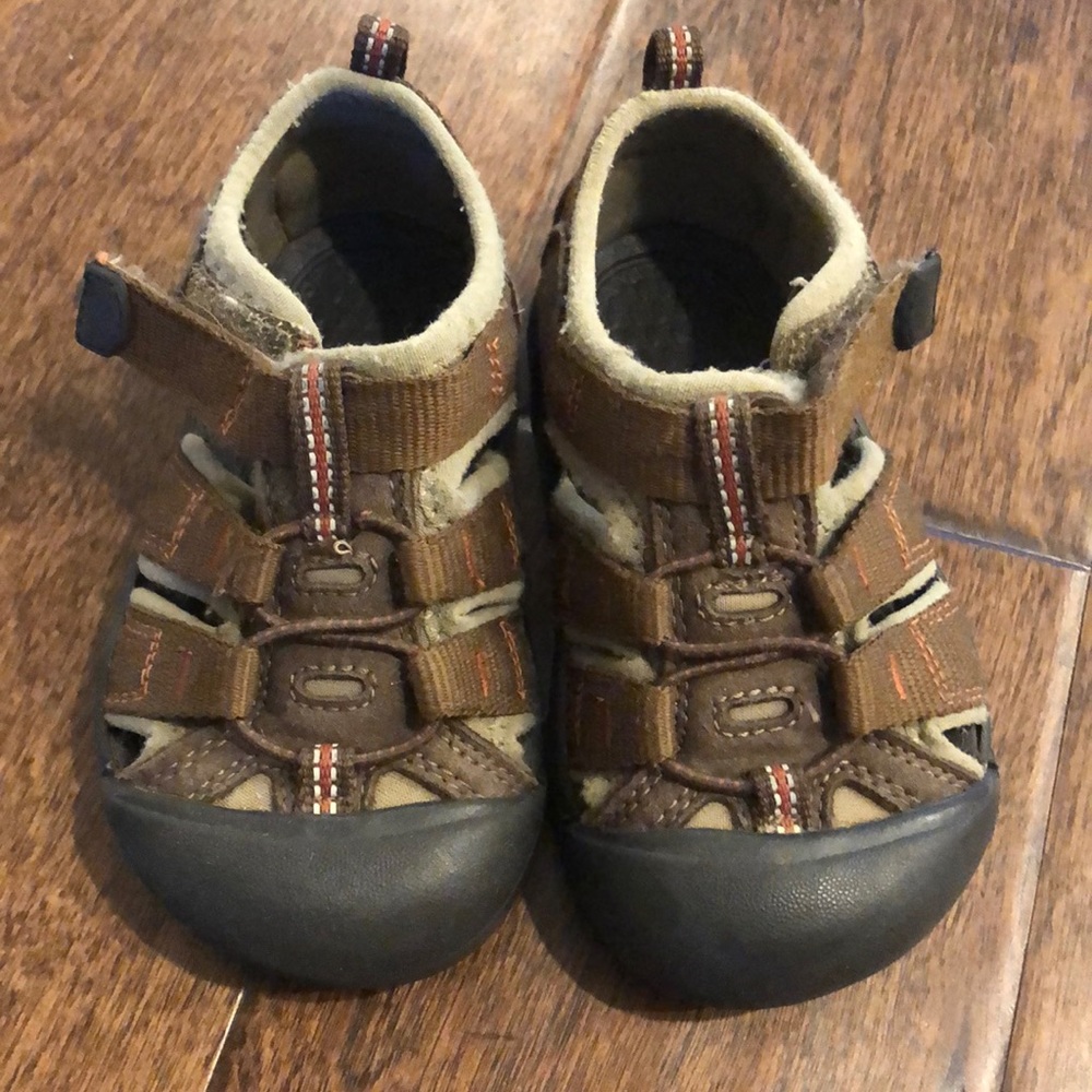 Keen sandals, size 7??
